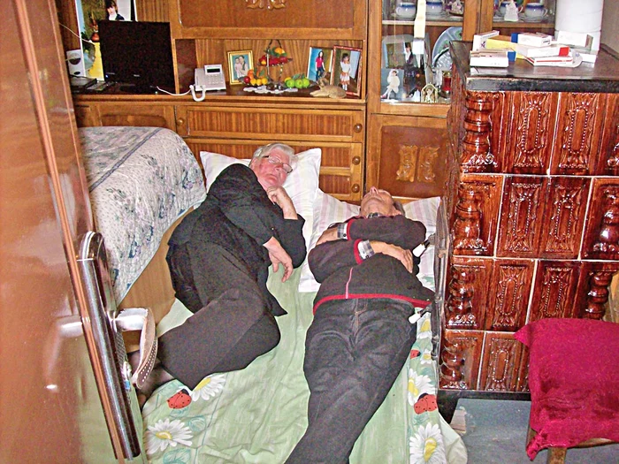 Bunicii dorm pe jos în aceeaşi cameră cu Aurelia şi fiica ei