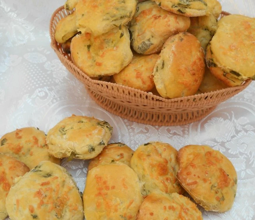 
    Pogăcele cu leurdă şi caş  