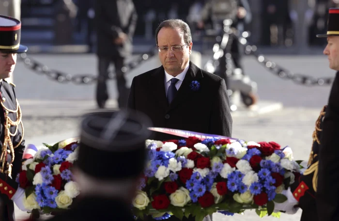 Preşedintele Francois Hollande a depus flori în onoarea victimelor Primului Război Mondial. FOTO: Reuters