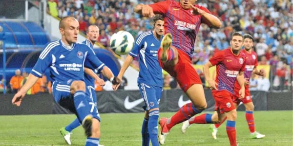 Rocha (în roşu) şi colegii săi de la Steaua n-au avut probleme în playoff să elimine pe Ekranas  