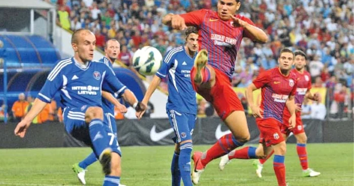 Rocha (în roşu) şi colegii săi de la Steaua n-au avut probleme în playoff să elimine pe Ekranas  