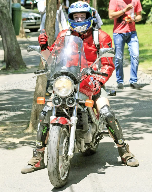 
    Daniel, absolvent: "Pe motor  scap de orice emoţie” (fotografii: Dan Bistriţeanu)  