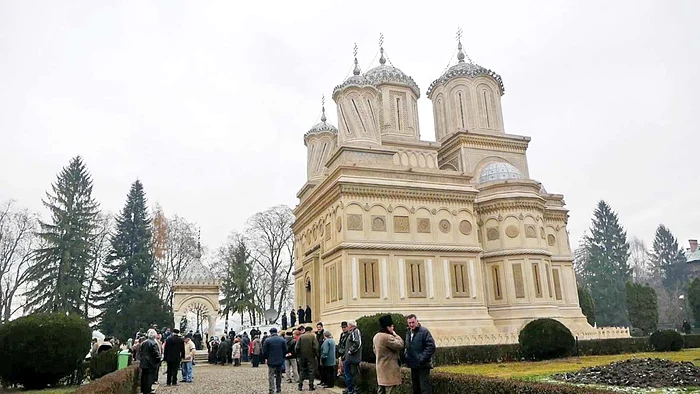 Monarhiştii s au înghesuit la Mănăstirea Curtea de Argeş pentru a i aduce un omagiu Regelui jpeg