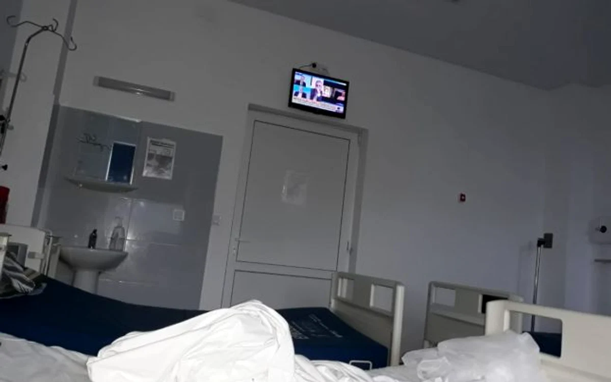 Salonul în care am ajuns după două zile, renovat de curând, a avut televizor, frigider, inconvenientul fiind grupul sanitar comunfoto: Adevarul.ro