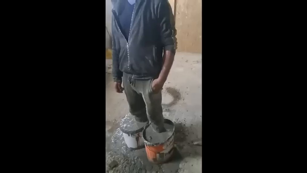 Practici mafiote la Bacău. Cioban sechestrat și băgat în ciment de proprietarul stânei: „Mă doare-n... și de tine, și de poliție!” | VIDEO