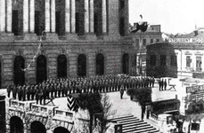 Paradă militară germană în faţa Casei Armatei (Cercul Militar). Redenumită Haupt-Wache, clădirea e în timpul ocupaţiei sediul corpului central de gardă al Comenduirii armatei germane. În fundal, Restaurantul Modern 