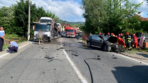 Un autoturism s-a lovit frontal cu un TIR încărcat cu maşini pe Valea Oltului la Călimăneşti - Vâlcea Foto Poliţia Vâlcea