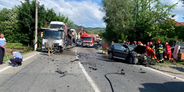 Un autoturism s-a lovit frontal cu un TIR încărcat cu maşini pe Valea Oltului la Călimăneşti - Vâlcea Foto Poliţia Vâlcea
