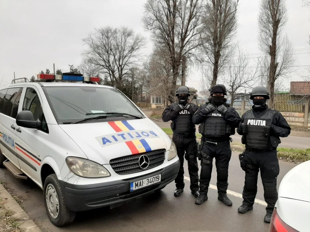 Poliţiştii erau într-o misiune de patrulare într-o colonie de romi când au fost atacaţi de un bărbat. FOTO: adevarul.ro