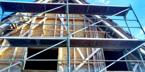 casa de canepa si var in constructie
