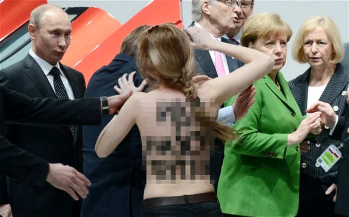 Putin, faţă în faţă cu activista în sânii goi FOTO telegraph.co.uk