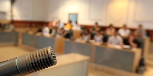 Consilierii locali sunt nemulţumiţi când trebuie să voteze din obligaţie
