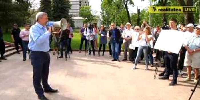 Participanţii la protest denunţă un „târg“ între Igor Dodon şi Vladimir Plahotniuc FOTO Captură de ecran privesc.eu