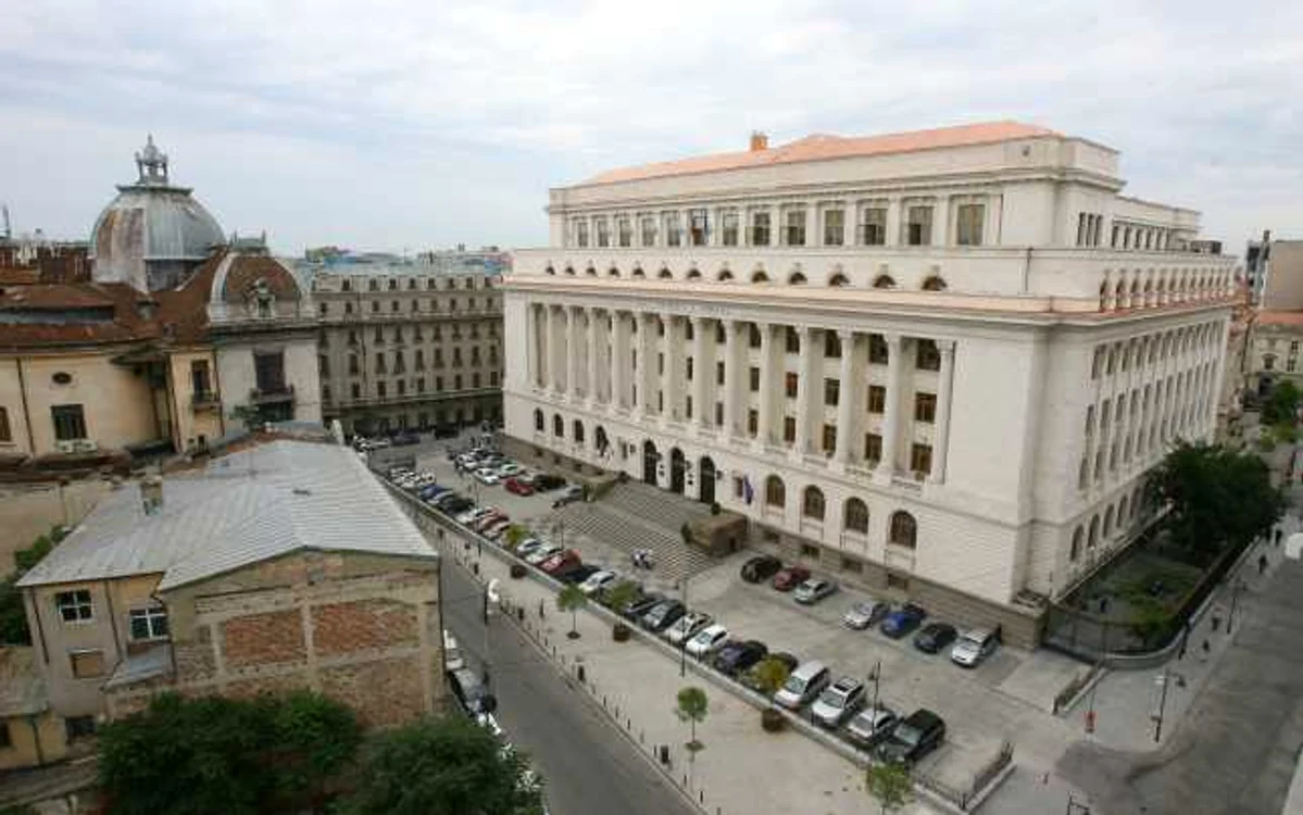 BNR se află de două luni în mijlocul unui scandal privind politica de salarizare şi de angajare