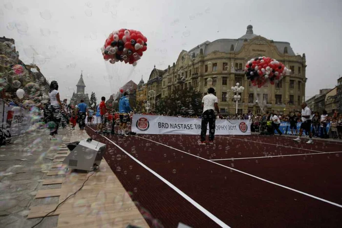 Vedetele joacă tenis în Piaţa Victoriei din Timişoara