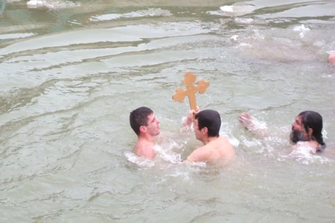 În anumite locuri, mirenii se arunca în apă pentru a recupera crucea aruncată de preot.
