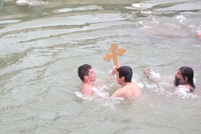 În anumite locuri, mirenii se arunca în apă pentru a recupera crucea aruncată de preot.