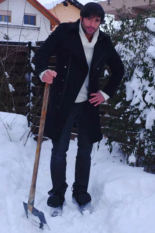 Prima ninsoare din București nu l-a prins nepregătit pe Radu Vâlcan. Lopata era la îndemână