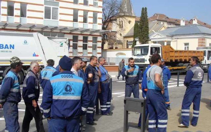 Gunoierii au protestat in fata Primariei Ramnicului