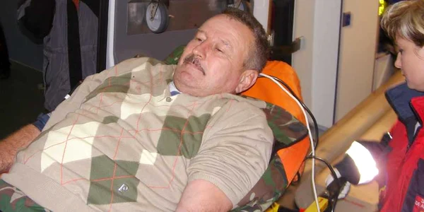 Paul Mustiaţă a fost preluat de o Ambulanţă după ce s-a împuşcat singur din greşeală