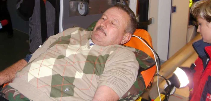 Paul Mustiaţă a fost preluat de o Ambulanţă după ce s-a împuşcat singur din greşeală