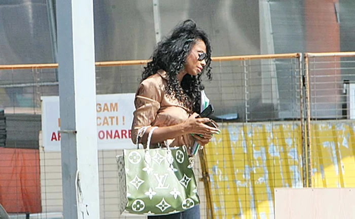 ... Și a ieșit fericită câteva ore mai târziu, cu geanta Vuitton pe braț