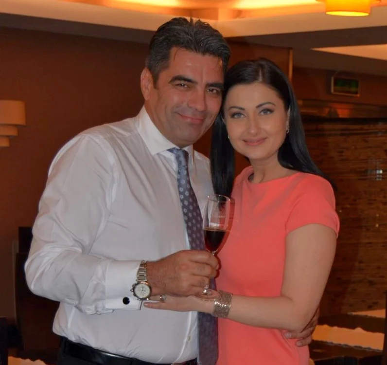 
    17 august 2009: Cei doi s-au căsătorit civil, la Primaria Sectorului 2  din Capitală. Actriţa  a fost atât de emoţionată  în acea zi, încât a plâns (FOTOGRAFII: ARHIVĂ PERSONALĂ)  