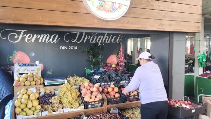 În Piața Mare din Craiova oferta este cu mult mai bogată decât în zilele obișnuite FOTO: DAJ Dolj