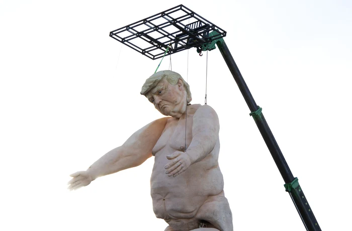 Statuia cu Donald Trump nud
