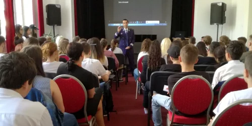 elevi trafic de persoane