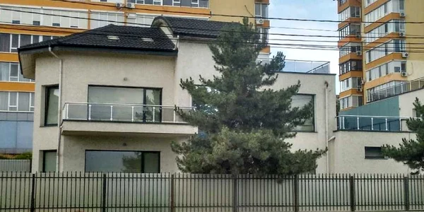 Aceasta este vila de pe Faleza Dunării deţinută de proxenetul Sefer. Foto