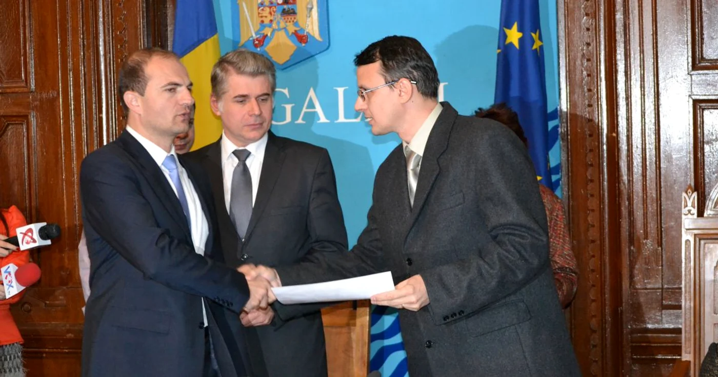 Noul deputat George Scarlat primind "Certificatul doveditor" Foto: Marius Mototolea