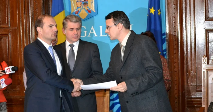 Noul deputat George Scarlat primind "Certificatul doveditor" Foto: Marius Mototolea