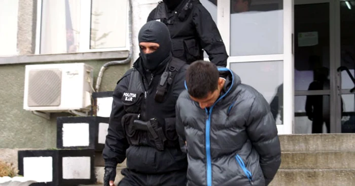 Agresorul minor a ajuns după gratii după ce, iniţial, a fost la un pas de a fi lăsat în libertate