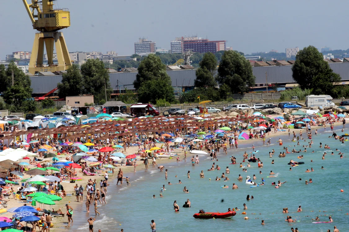 Plaja din 2 Mai a fost în acest weekend un furnicar de oamenifoto: BLITZ
