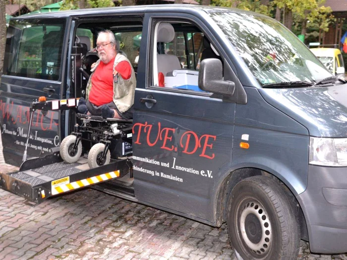 Gothilf Lorch este nu doar o persoană cu handicap grav, ci şi un om
foarte implicat în lupta privind drepturile persoanelor cu dizabilităţi