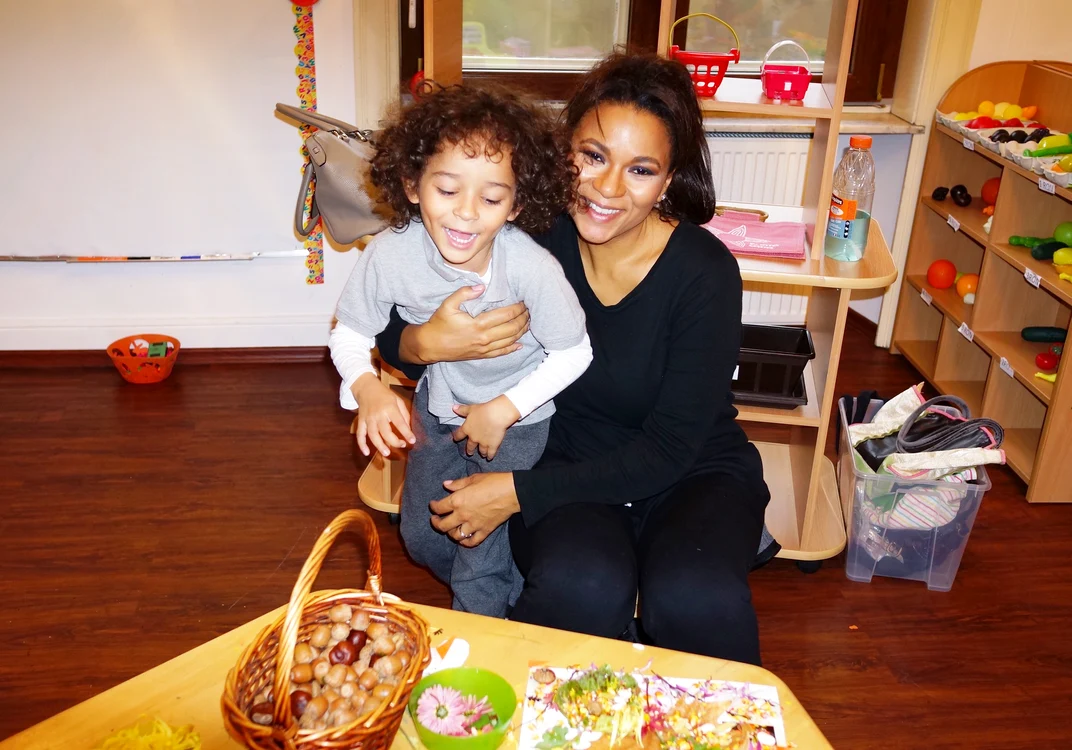 Noah seamănă mai mult cu mama lui, Nadine. Băiețelul este și el mulatru și are părul creț