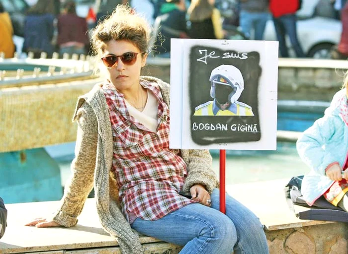 
    În București, protestatarii s-au adunat în Piaţa Universităţii, apoi au mers la Ministerul de Interne și la GuvernFotografii: Dorin Constanda/ Mediafax  