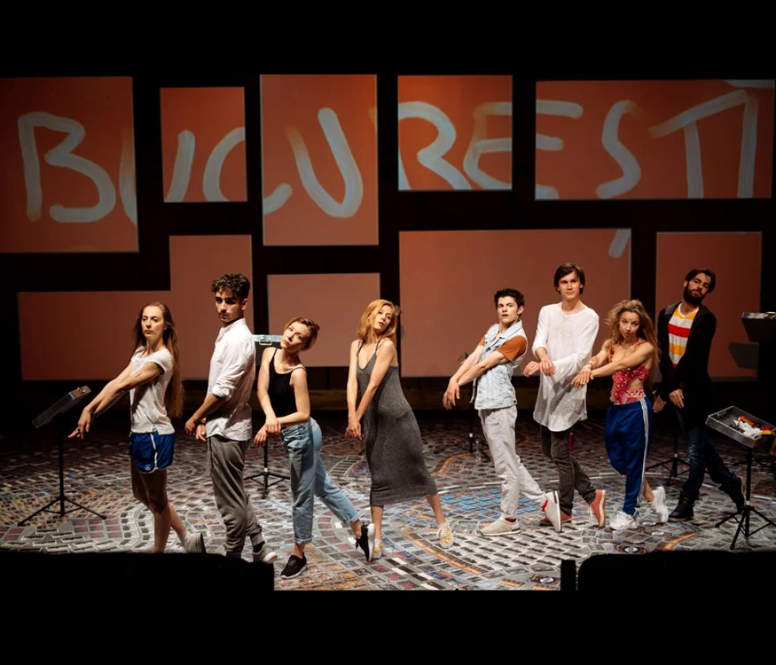 Bucureşti  Instalaţie umană – sau teatru disociabil jpeg