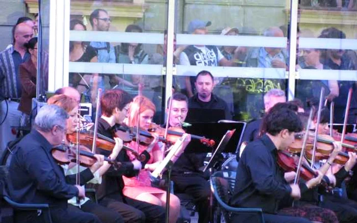 Concertul va fi dirijat de directorul muzical al Filarmonicii, dirijorul german Franz Lamprecht