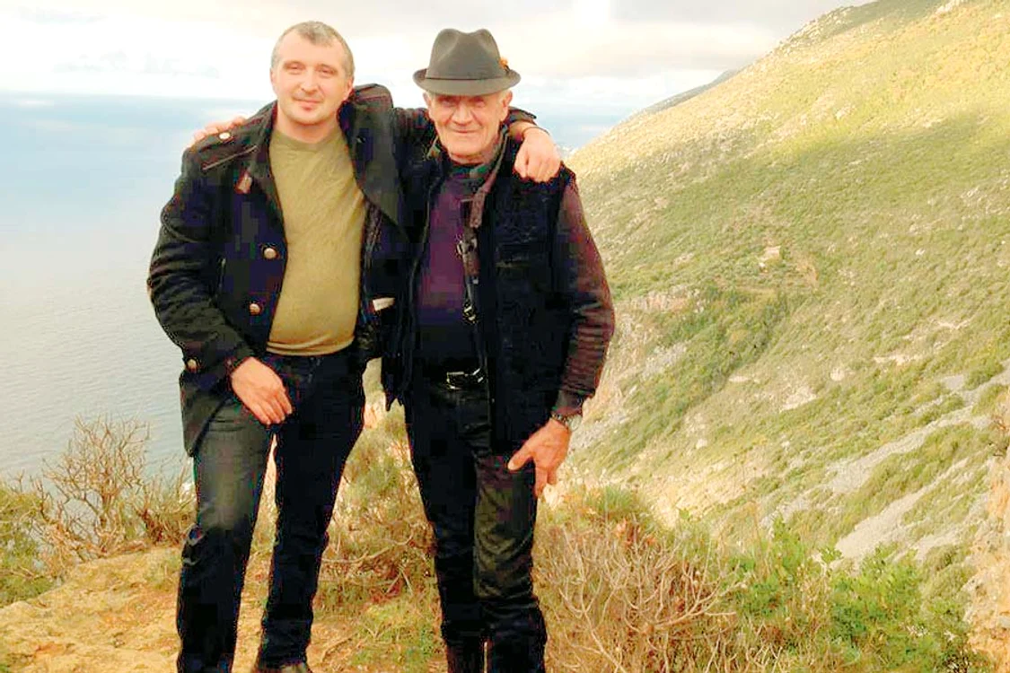 
    «Noaptea hoinăream şi căutam casa»  