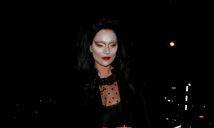 Kate Moss, 44 de ani, nu s a mai deghizat în zână în acest an, ci în Morticia Addams jpeg