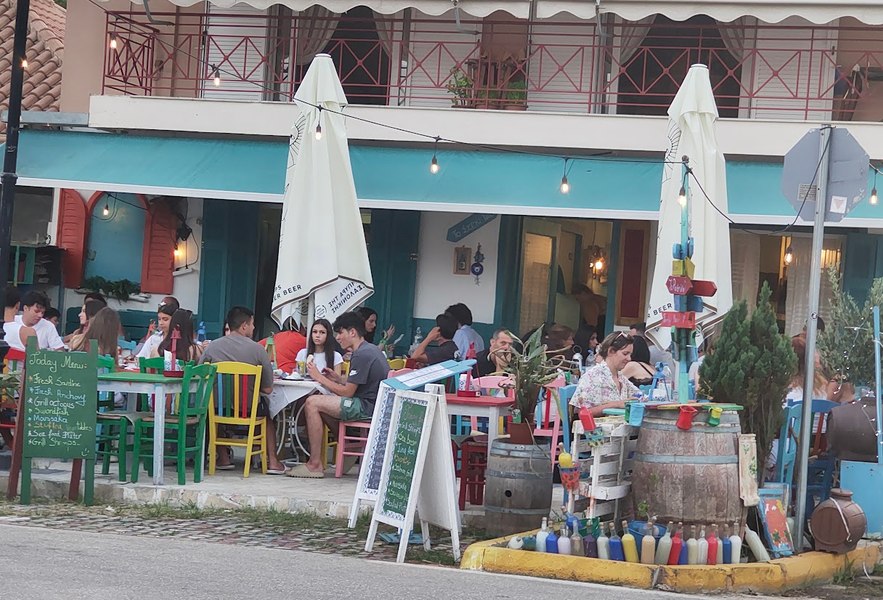 Grecii care lucrează în hoteluri fac topul celor mai dificili turiști. Ce spun despre români și cine sunt preferații lor