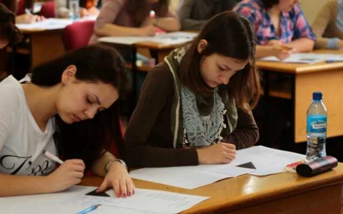 Eleve susţinând examenul la Evaluarea Naţională 2014 FOTO Adevărul