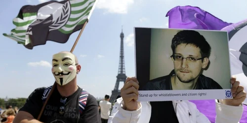 Un susţinător al lui Edward Snowden ţine o poză cu fostul angajat NSA FOTO AFP 