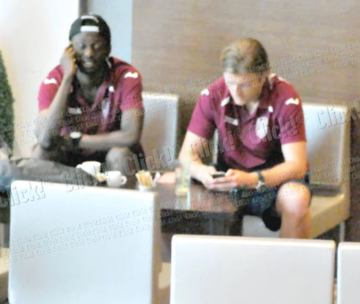 Kivuvu şi Godemeche au butonat telefoanele mobile