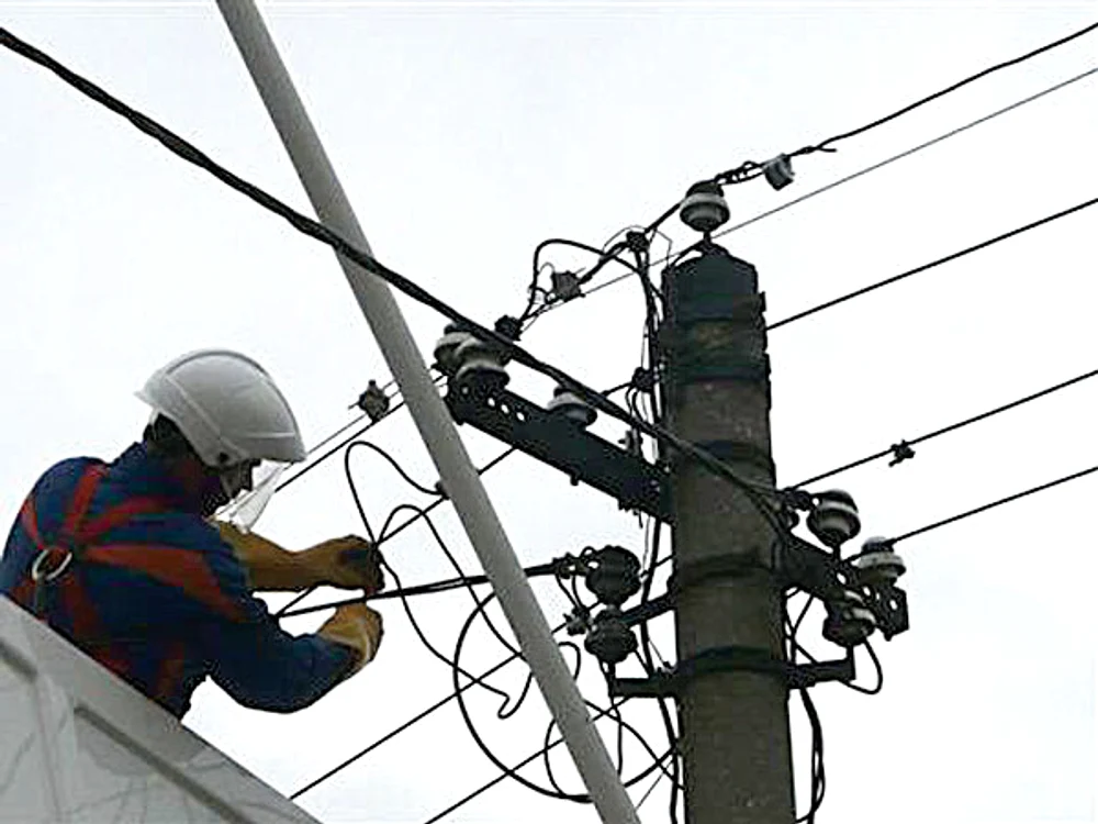 
    Angajații Enel lucrează la rețeaua de distribuție  