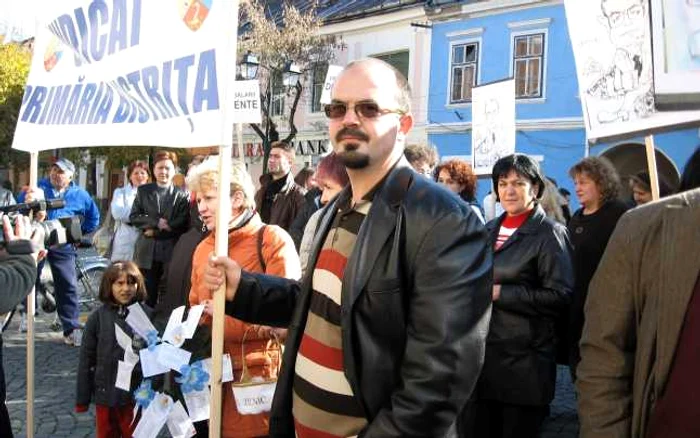 Bugetarii au pichetat sediul partidului aflat la guvernare
