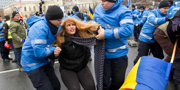 Manifestanţi reţinuţi de jandarmi la Piaţa Victoriei FOTO Inquam Photos / Bogdan Buda