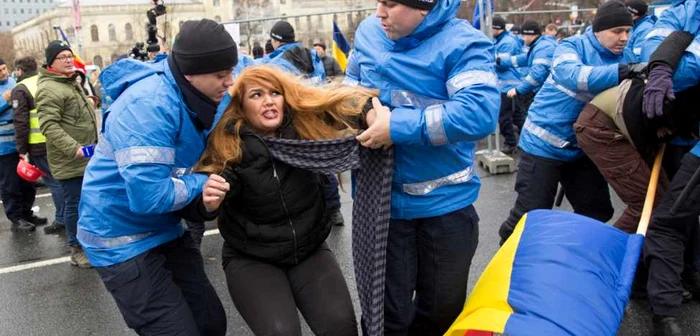 Angi Şerban susţine că jandarmii au bruscat-o, deşi ea a încercat să aibă un dialog civilizat, iar unul dintre ei chiar i s-a adresat cu apelativul „fă“ FOTO  Bogdan Buda/Inquam Photos